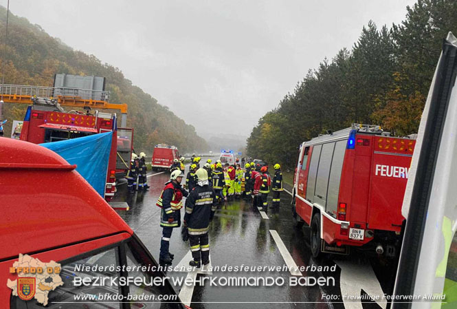 20221015 Verkehrsunfall auf der A21 Richtung Wien   Foto: Freiwillige Feuerwehr Alland