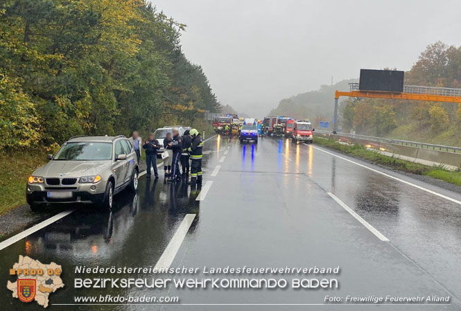 20221015 Verkehrsunfall auf der A21 Richtung Wien   Foto: Freiwillige Feuerwehr Alland