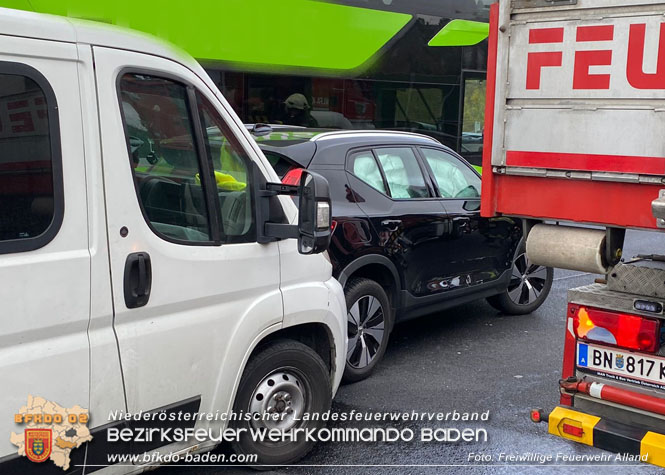 20221101 Unfall zu Allerheiligen auf der A21 zwischen Mayerling und Heiligenkreuz  Foto: Freiwillige Feuerwehr Alland