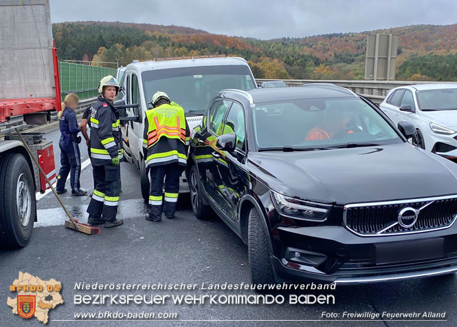 20221101 Unfall zu Allerheiligen auf der A21 zwischen Mayerling und Heiligenkreuz Foto: Freiwillige Feuerwehr Alland 20221101 Unfall zu Allerheiligen auf der A21 zwischen Mayerling und Heiligenkreuz Foto: Freiwillige Feuerwehr Alland