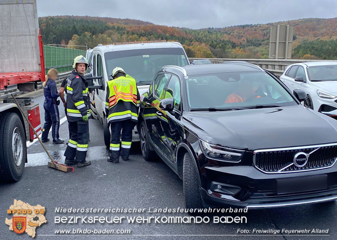 20221101 Unfall zu Allerheiligen auf der A21 zwischen Mayerling und Heiligenkreuz  Foto: Freiwillige Feuerwehr Alland