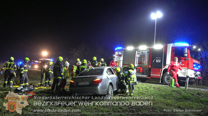 20221115 Verkehrsunfall mit Menschenrettung auf der L154 Gnseldorf - Teesdorf  Foto: Stefan Schneider BFKDO BADEN