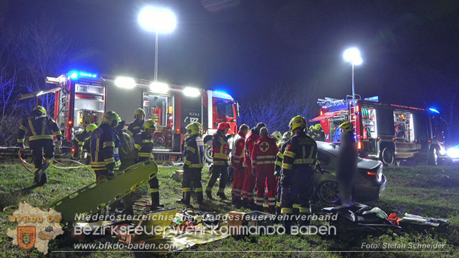 20221115 Verkehrsunfall mit Menschenrettung auf der L154 Gnseldorf - Teesdorf  Foto: Stefan Schneider BFKDO BADEN