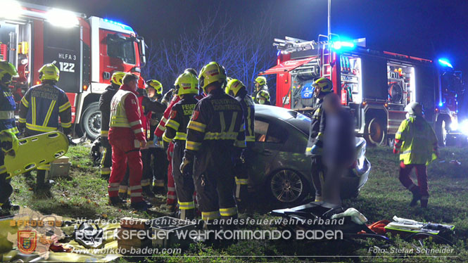 20221115 Verkehrsunfall mit Menschenrettung auf der L154 Günseldorf - Teesdorf Foto: Stefan Schneider BFKDO BADEN 20221115 Verkehrsunfall mit Menschenrettung auf der L154 Günseldorf - Teesdorf Foto: Stefan Schneider BFKDO BADEN