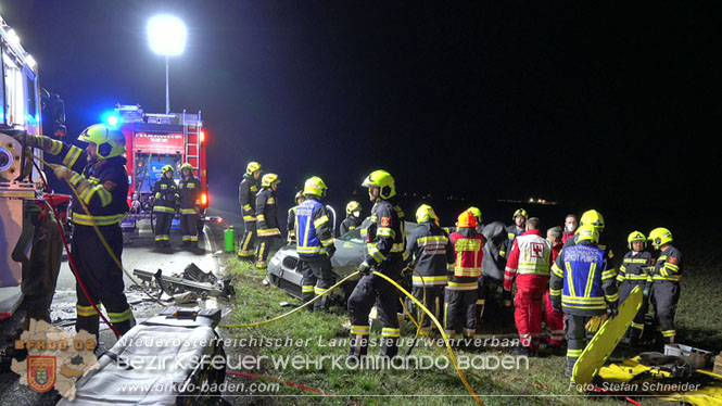 20221115 Verkehrsunfall mit Menschenrettung auf der L154 Gnseldorf - Teesdorf  Foto: Stefan Schneider BFKDO BADEN