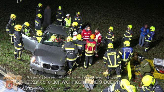 20221115 Verkehrsunfall mit Menschenrettung auf der L154 Günseldorf - Teesdorf Foto: Stefan Schneider BFKDO BADEN 20221115 Verkehrsunfall mit Menschenrettung auf der L154 Günseldorf - Teesdorf Foto: Stefan Schneider BFKDO BADEN