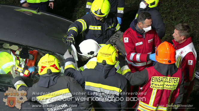 20221115 Verkehrsunfall mit Menschenrettung auf der L154 Gnseldorf - Teesdorf  Foto: Stefan Schneider BFKDO BADEN