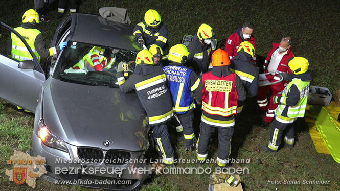 20221115 Verkehrsunfall mit Menschenrettung auf der L154 Gnseldorf - Teesdorf  Foto: Stefan Schneider BFKDO BADEN