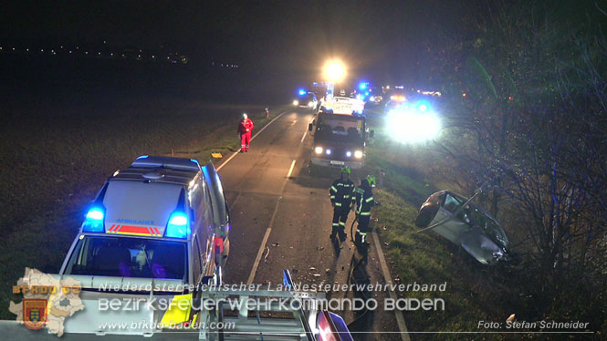 20221115 Verkehrsunfall mit Menschenrettung auf der L154 Gnseldorf - Teesdorf  Foto: Stefan Schneider BFKDO BADEN