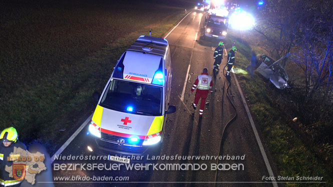 20221115 Verkehrsunfall mit Menschenrettung auf der L154 Gnseldorf - Teesdorf  Foto: Stefan Schneider BFKDO BADEN