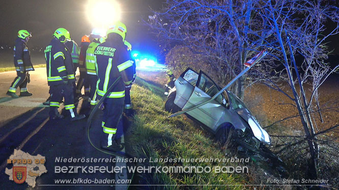 20221115 Verkehrsunfall mit Menschenrettung auf der L154 Gnseldorf - Teesdorf  Foto: Stefan Schneider BFKDO BADEN