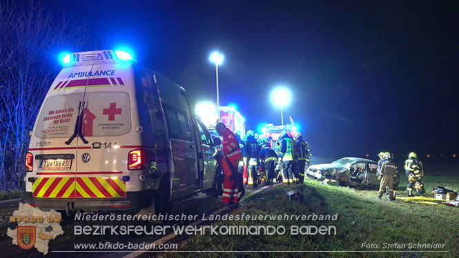 20221115 Verkehrsunfall mit Menschenrettung auf der L154 Gnseldorf - Teesdorf  Foto: Stefan Schneider BFKDO BADEN