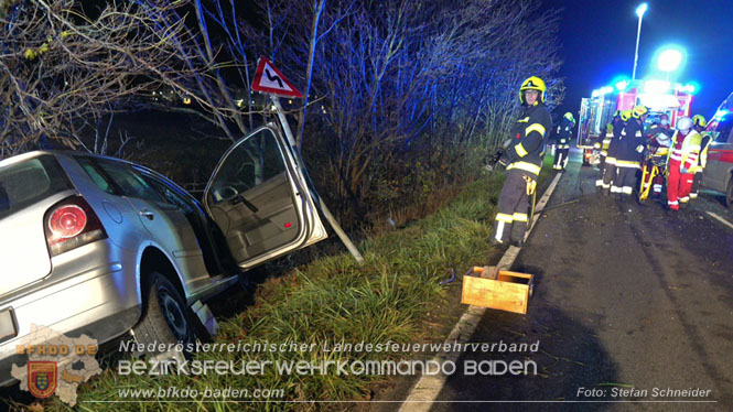 20221115 Verkehrsunfall mit Menschenrettung auf der L154 Gnseldorf - Teesdorf  Foto: Stefan Schneider BFKDO BADEN