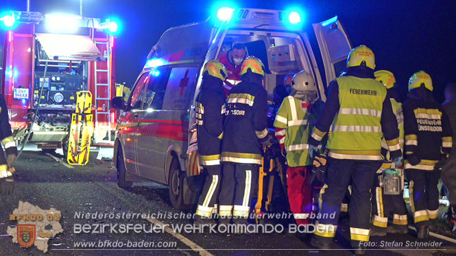 20221115 Verkehrsunfall mit Menschenrettung auf der L154 Günseldorf - Teesdorf Foto: Stefan Schneider BFKDO BADEN 20221115 Verkehrsunfall mit Menschenrettung auf der L154 Günseldorf - Teesdorf Foto: Stefan Schneider BFKDO BADEN