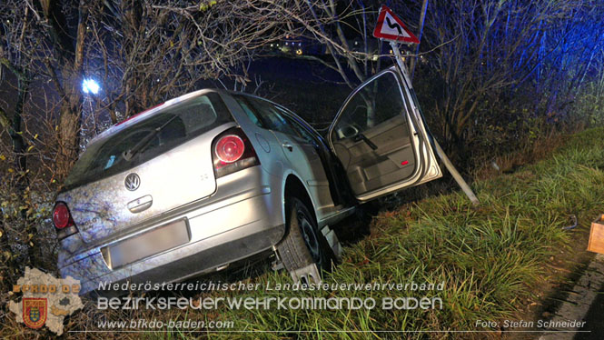 20221115 Verkehrsunfall mit Menschenrettung auf der L154 Gnseldorf - Teesdorf  Foto: Stefan Schneider BFKDO BADEN