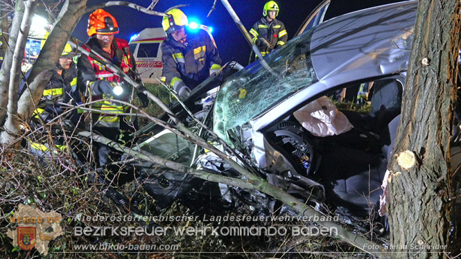 20221115 Verkehrsunfall mit Menschenrettung auf der L154 Gnseldorf - Teesdorf  Foto: Stefan Schneider BFKDO BADEN