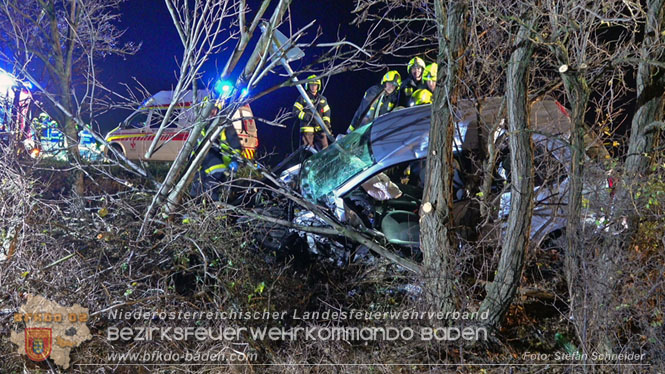 20221115 Verkehrsunfall mit Menschenrettung auf der L154 Gnseldorf - Teesdorf  Foto: Stefan Schneider BFKDO BADEN