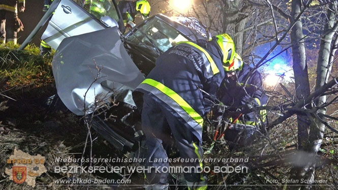 20221115 Verkehrsunfall mit Menschenrettung auf der L154 Gnseldorf - Teesdorf  Foto: Stefan Schneider BFKDO BADEN