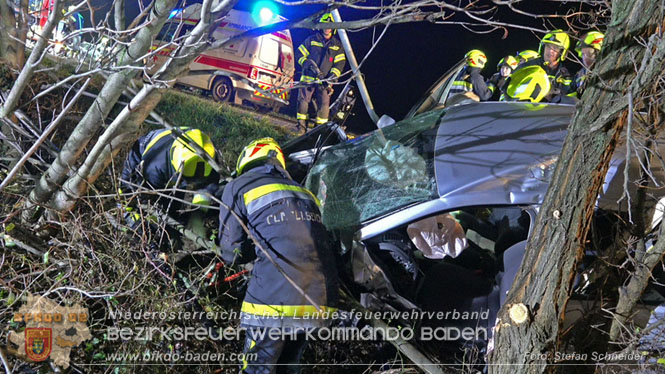 20221115 Verkehrsunfall mit Menschenrettung auf der L154 Gnseldorf - Teesdorf  Foto: Stefan Schneider BFKDO BADEN