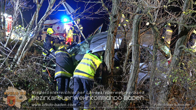 20221115 Verkehrsunfall mit Menschenrettung auf der L154 Gnseldorf - Teesdorf  Foto: Stefan Schneider BFKDO BADEN