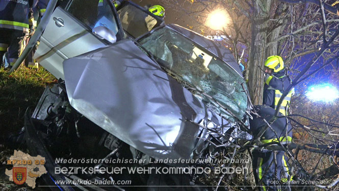 20221115 Verkehrsunfall mit Menschenrettung auf der L154 Gnseldorf - Teesdorf  Foto: Stefan Schneider BFKDO BADEN