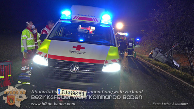 20221115 Verkehrsunfall mit Menschenrettung auf der L154 Gnseldorf - Teesdorf  Foto: Stefan Schneider BFKDO BADEN