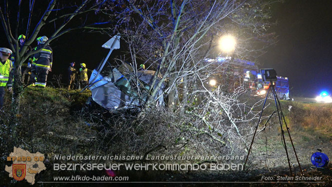 20221115 Verkehrsunfall mit Menschenrettung auf der L154 Günseldorf - Teesdorf Foto: Stefan Schneider BFKDO BADEN 20221115 Verkehrsunfall mit Menschenrettung auf der L154 Günseldorf - Teesdorf Foto: Stefan Schneider BFKDO BADEN