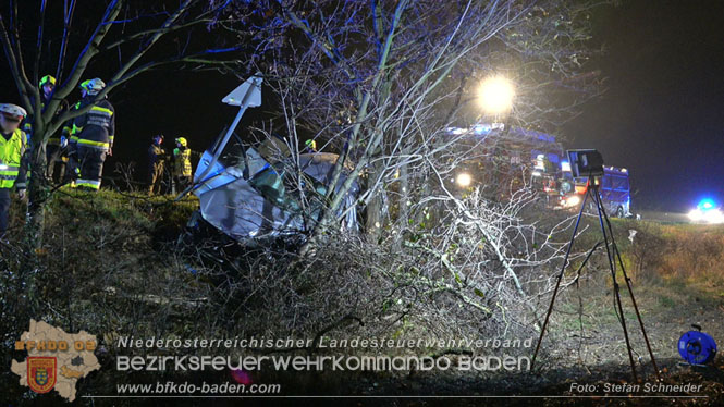 20221115 Verkehrsunfall mit Menschenrettung auf der L154 Gnseldorf - Teesdorf  Foto: Stefan Schneider BFKDO BADEN