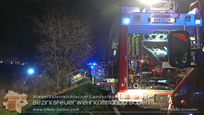 20221115 Verkehrsunfall mit Menschenrettung auf der L154 Gnseldorf - Teesdorf  Foto: Stefan Schneider BFKDO BADEN