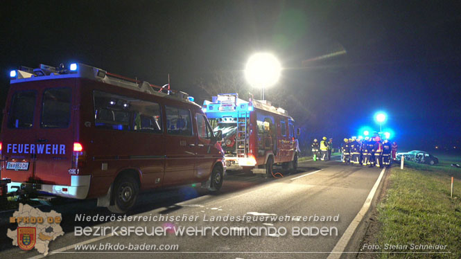 20221115 Verkehrsunfall mit Menschenrettung auf der L154 Gnseldorf - Teesdorf  Foto: Stefan Schneider BFKDO BADEN