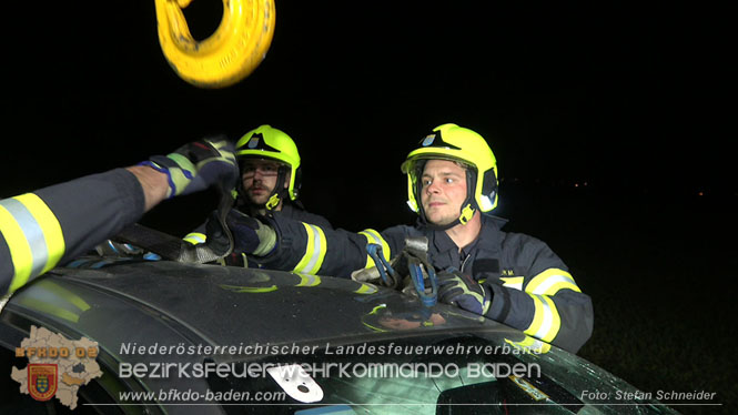 20221115 Verkehrsunfall mit Menschenrettung auf der L154 Gnseldorf - Teesdorf  Foto: Stefan Schneider BFKDO BADEN