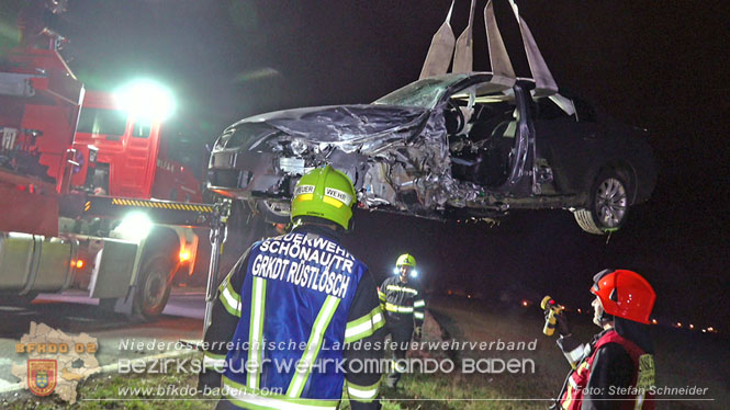 20221115 Verkehrsunfall mit Menschenrettung auf der L154 Gnseldorf - Teesdorf  Foto: Stefan Schneider BFKDO BADEN