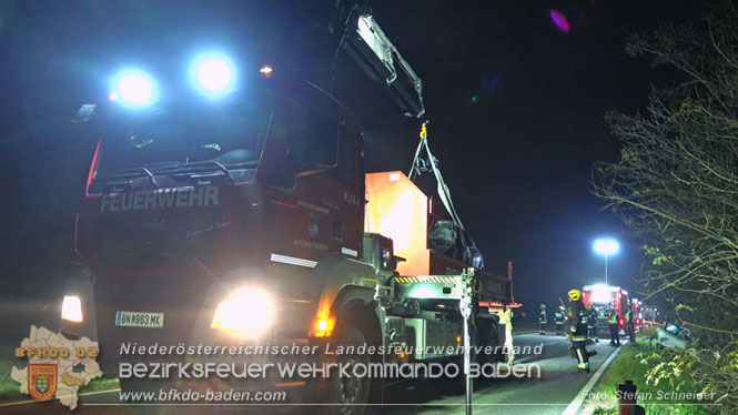 20221115 Verkehrsunfall mit Menschenrettung auf der L154 Gnseldorf - Teesdorf  Foto: Stefan Schneider BFKDO BADEN