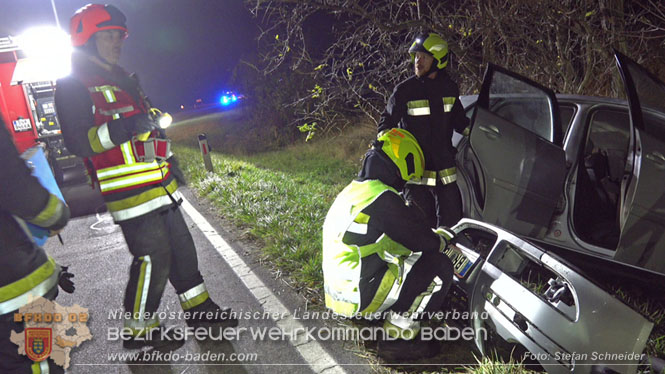 20221115 Verkehrsunfall mit Menschenrettung auf der L154 Gnseldorf - Teesdorf  Foto: Stefan Schneider BFKDO BADEN