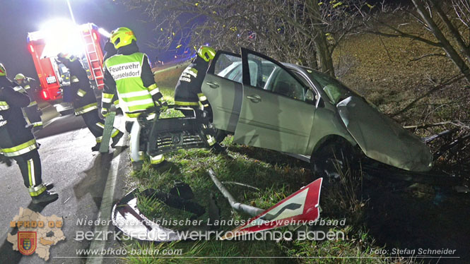 20221115 Verkehrsunfall mit Menschenrettung auf der L154 Gnseldorf - Teesdorf  Foto: Stefan Schneider BFKDO BADEN