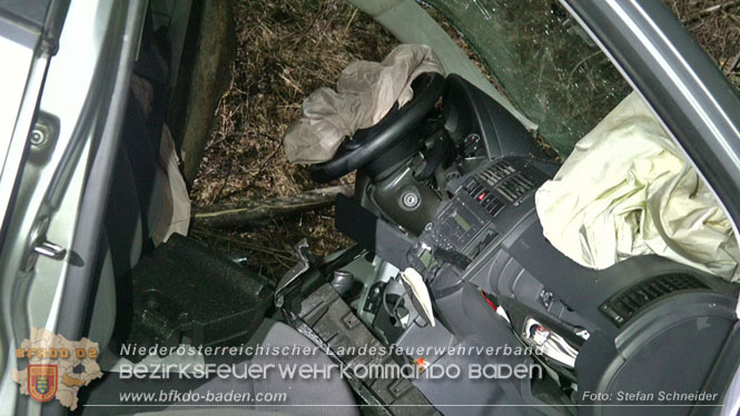 20221115 Verkehrsunfall mit Menschenrettung auf der L154 Gnseldorf - Teesdorf  Foto: Stefan Schneider BFKDO BADEN