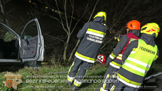 20221115 Verkehrsunfall mit Menschenrettung auf der L154 Gnseldorf - Teesdorf  Foto: Stefan Schneider BFKDO BADEN