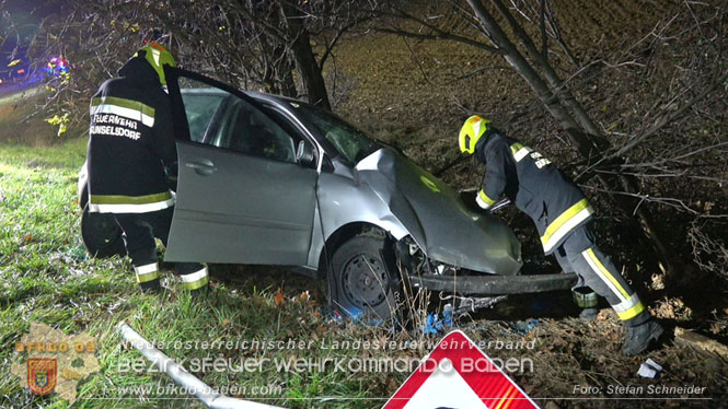 20221115 Verkehrsunfall mit Menschenrettung auf der L154 Gnseldorf - Teesdorf  Foto: Stefan Schneider BFKDO BADEN