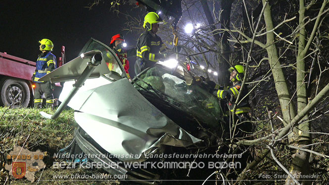 20221115 Verkehrsunfall mit Menschenrettung auf der L154 Gnseldorf - Teesdorf  Foto: Stefan Schneider BFKDO BADEN