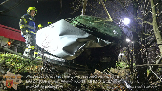 20221115 Verkehrsunfall mit Menschenrettung auf der L154 Gnseldorf - Teesdorf  Foto: Stefan Schneider BFKDO BADEN