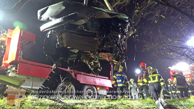 20221115 Verkehrsunfall mit Menschenrettung auf der L154 Gnseldorf - Teesdorf  Foto: Stefan Schneider BFKDO BADEN