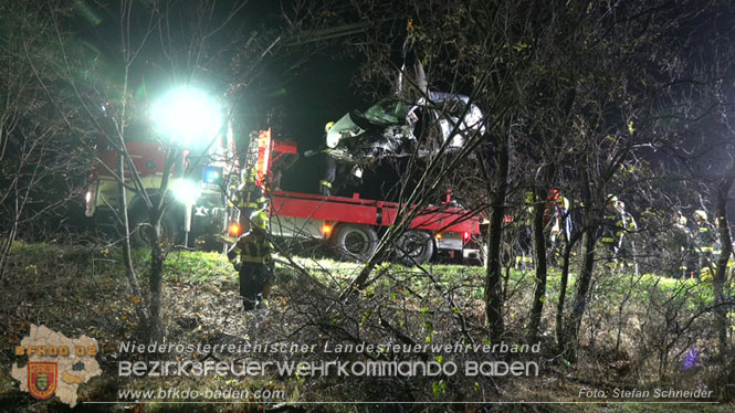 20221115 Verkehrsunfall mit Menschenrettung auf der L154 Gnseldorf - Teesdorf  Foto: Stefan Schneider BFKDO BADEN