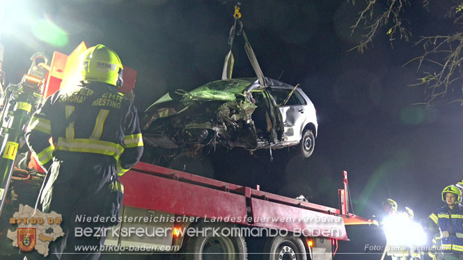 20221115 Verkehrsunfall mit Menschenrettung auf der L154 Gnseldorf - Teesdorf  Foto: Stefan Schneider BFKDO BADEN