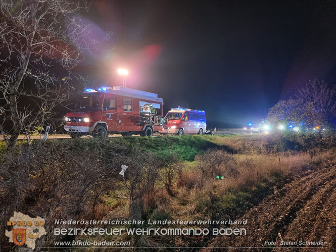 20221115 Verkehrsunfall mit Menschenrettung auf der L154 Gnseldorf - Teesdorf  Foto: Stefan Schneider BFKDO BADEN