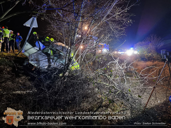 20221115 Verkehrsunfall mit Menschenrettung auf der L154 Gnseldorf - Teesdorf  Foto: Stefan Schneider BFKDO BADEN