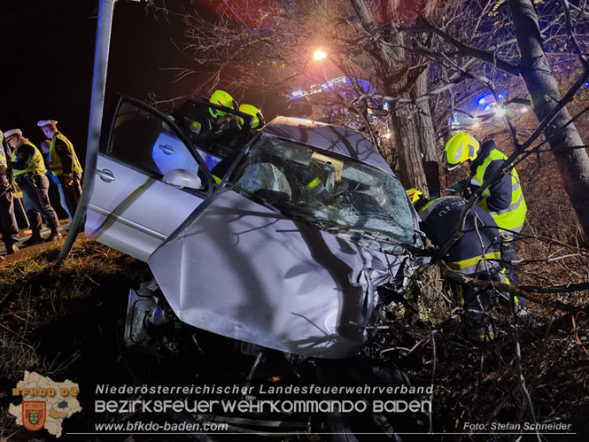 20221115 Verkehrsunfall mit Menschenrettung auf der L154 Gnseldorf - Teesdorf  Foto: Stefan Schneider BFKDO BADEN