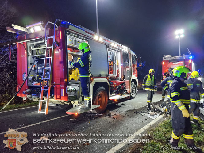 20221115 Verkehrsunfall mit Menschenrettung auf der L154 Günseldorf - Teesdorf Foto: Stefan Schneider BFKDO BADEN 20221115 Verkehrsunfall mit Menschenrettung auf der L154 Günseldorf - Teesdorf Foto: Stefan Schneider BFKDO BADEN