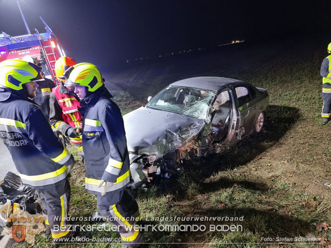 20221115 Verkehrsunfall mit Menschenrettung auf der L154 Gnseldorf - Teesdorf  Foto: Stefan Schneider BFKDO BADEN