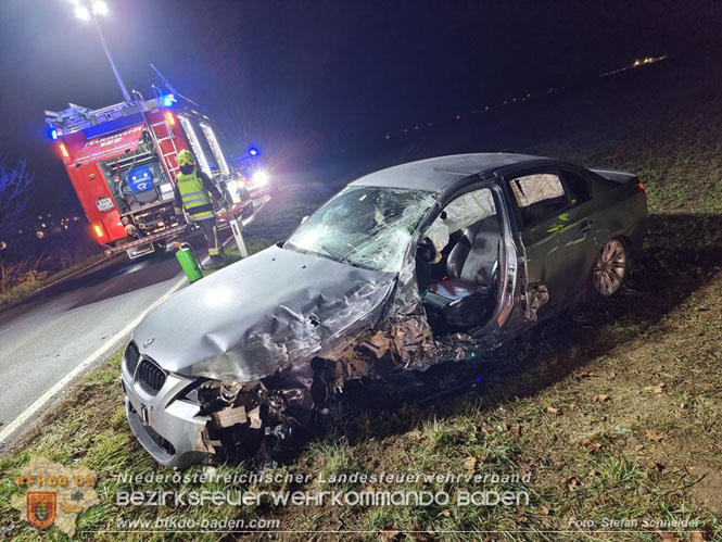 20221115 Verkehrsunfall mit Menschenrettung auf der L154 Günseldorf - Teesdorf Foto: Stefan Schneider BFKDO BADEN 20221115 Verkehrsunfall mit Menschenrettung auf der L154 Günseldorf - Teesdorf Foto: Stefan Schneider BFKDO BADEN