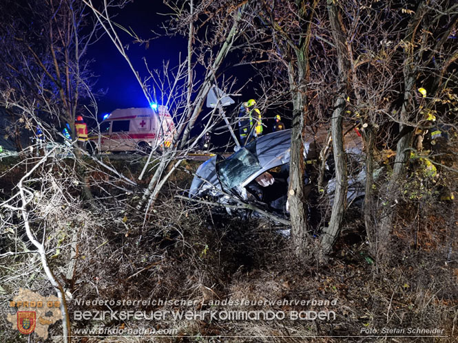 20221115 Verkehrsunfall mit Menschenrettung auf der L154 Gnseldorf - Teesdorf  Foto: Stefan Schneider BFKDO BADEN